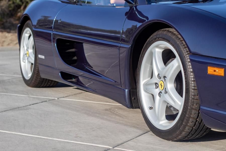 Детали экстерьера Ferrari F355 Spider 1995 года  (фото 56 из 149)